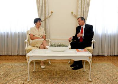 Predsednik republike dr. Danilo Türk je sprejel varuhinjo človekovih pravic dr. Zdenko Čebašek Travnik, ki mu je predala Letno poročilo Varuha človekovih pravic Republike Slovenije za leto 2011 (foto: Stanko Gruden/STA)